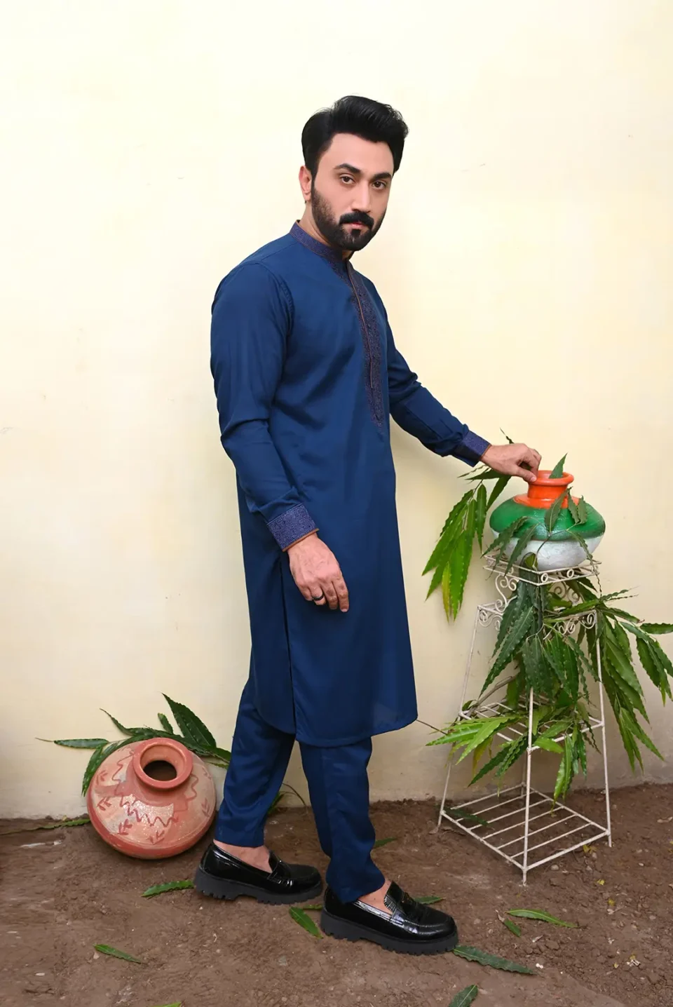 KURTA TROUSERS WITH EMBROIDED NECKLINE